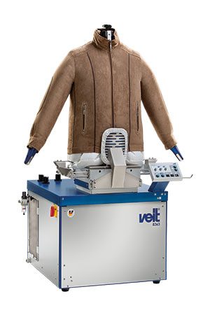 Professionele persmachine voor het kreukvrij afwerken van kleding bij KSW-Reinette in Zwanenburg